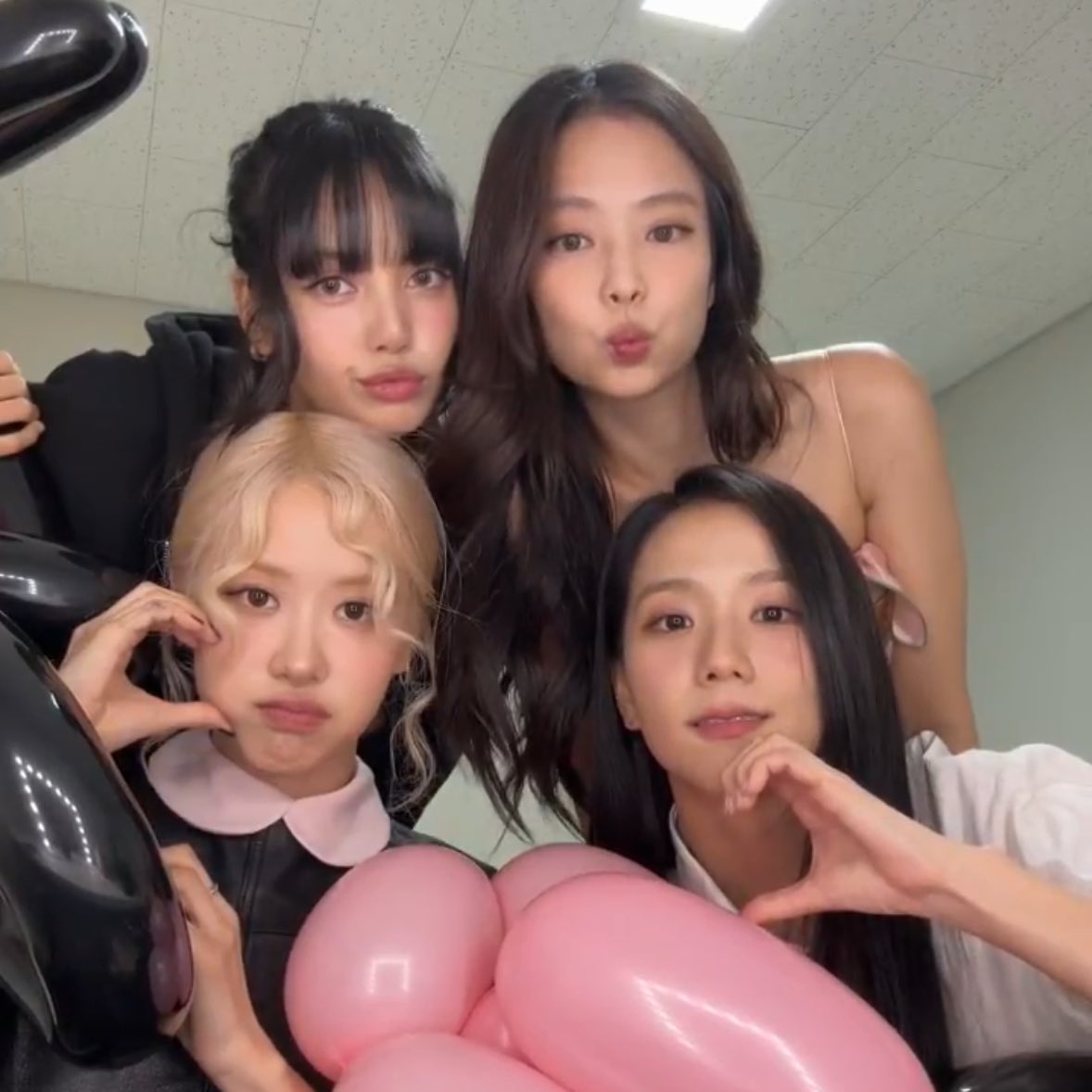 lesblinkot4's tweet photo. 🧵abro hilo sobre el live ot4 de blackpink del 08/08/24 https://t.co/yzchQlDoEv