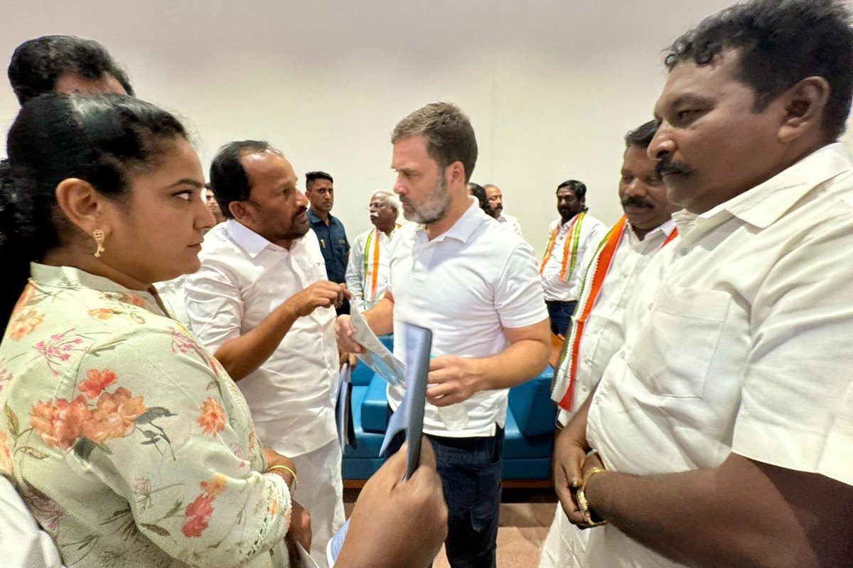 LokPoll's tweet photo. #LokSabha LoP and Congress MP #RahulGandhi (@RahulGandhi) met the delegation of #fishermen from across the country in the #ReceptionHall of the #ParliamentHouse. The entry passes were reportedly not issued to the delegation. https://t.co/SnLDENHS2J
