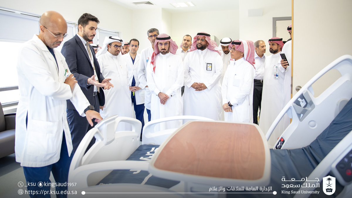 _KSU's tweet photo. سعادة رئيس #جامعة_الملك_سعود المكلّف يتفقّد مشاريع مركز طب الأسرة والمجتمع، ومركز الملك فهد لطب وجراحة القلب ومبنى العيادات التنفسية ومشروع تحديث وتطوير شبكة المياه المبردة وشبكة المياه المركزية، حيث اطّلع سعادته على أهم تطورات سير الأعمال في المشاريع، ومناقشة الصعوبات والمعوقات وسبل تذليلها، وأبدى سعادته بجهود فريق العمل، مؤكدًا على أهمية رفع مستوى الإنجاز بما يضمن إنهاء المشاريع في الوقت المحدد.