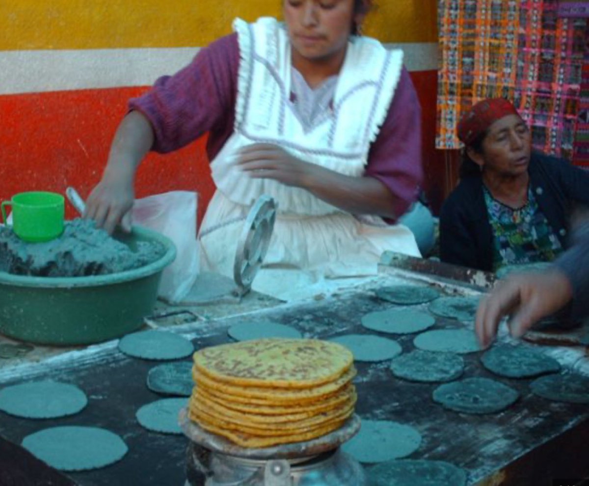 JoseMarioMX's tweet photo. ✳️ Las autoridades de Puebla prohibieron a mujeres indígenas de Santa María Coapan vender tortillas afuera del mercado municipal. Sin embargo, un Tribunal del #PJF las protegió. 

👩‍🌾 Estas mujeres, que anualmente celebran "la Carrera de la Tortilla", promovieron un amparo contra la disposición que les impedía elaborar y vender tortillas de maíz, una tradición esencial y su principal actividad económica.

⚖️ Un Tribunal Colegiado en Puebla, presidido por la Magistrada Leonor Pacheco, les concedió la suspensión definitiva. Pacheco argumentó que la venta de tortillas por estas mujeres no perjudica el interés social ni contraviene disposiciones de orden público. 

🌽 La elaboración de tortillas es más que un medio de sustento; es una expresión de su identidad cultural y una tradición transmitida por generaciones. La "Carrera de la Tortilla" simboliza esta herencia cultural, destacando el papel central de las mujeres en la economía y cultura de la comunidad.

📜 La decisión del Tribunal subraya la importancia de proteger los derechos de los pueblos indígenas, garantizando su derecho a la autodeterminación y la preservación de sus usos y costumbres, tal como lo establece el artículo 2º de la Constitución Mexicana y la jurisprudencia de la SCJN.

💡 Este fallo sienta un precedente crucial para la protección de los derechos humanos y la diversidad cultural en México, asegurando que las regulaciones locales no violen las prácticas ancestrales que son vitales para la subsistencia y la identidad de las comunidades indígenas.

➡️ La venta de tortillas de estas mujeres indígenas en Tehuacán, Puebla, no solo asegura su bienestar económico, sino que también preserva un patrimonio cultural invaluable, reafirmando el compromiso de México con un estado de derecho plural y respetuoso de la diversidad cultural.

📜 Consulta la sentencia completa aquí: https://t.co/aEmst6TRkC