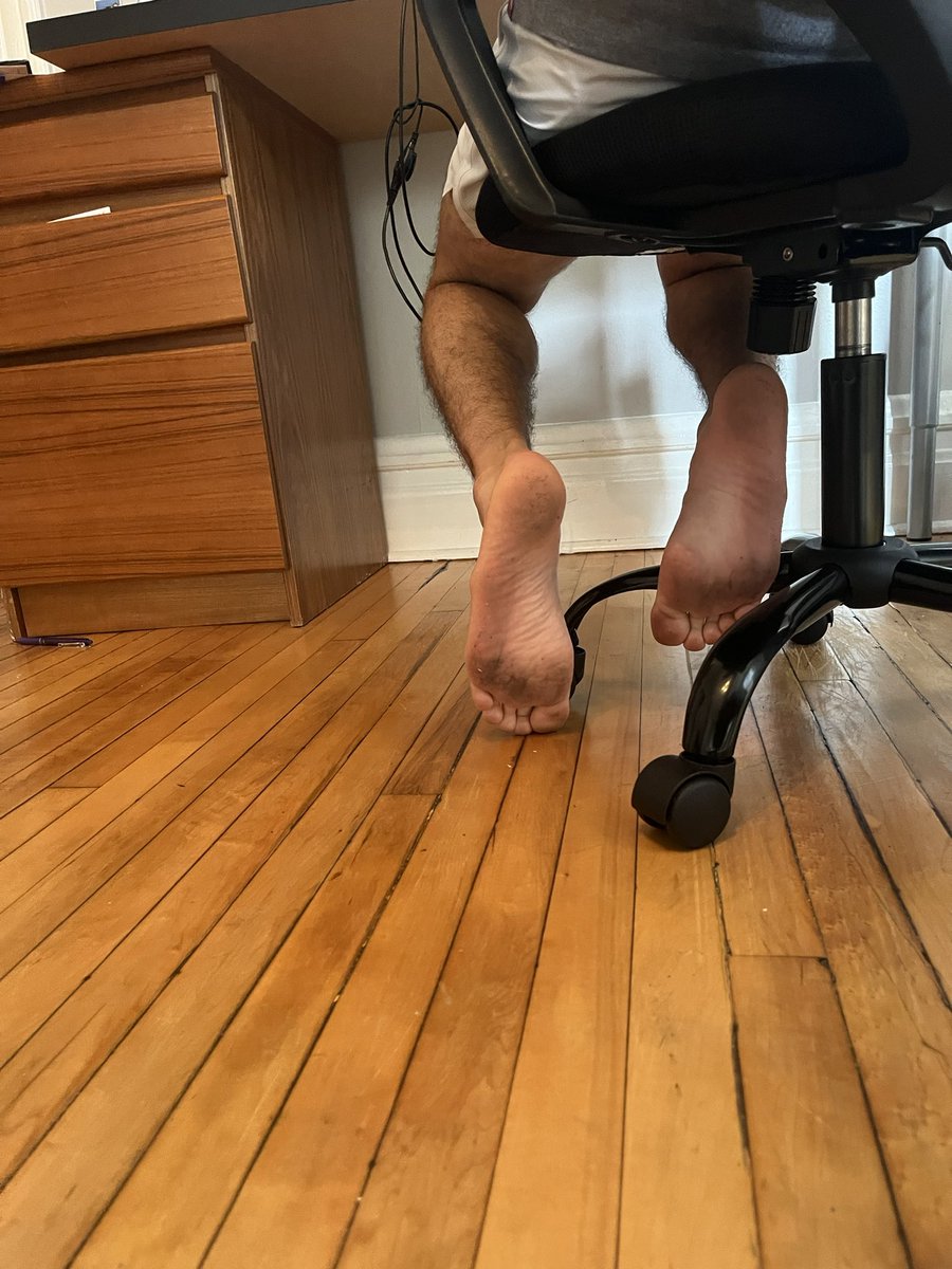 Issacd520's tweet photo. POV: your hot roommate is working from home https://t.co/QiYMRU340N