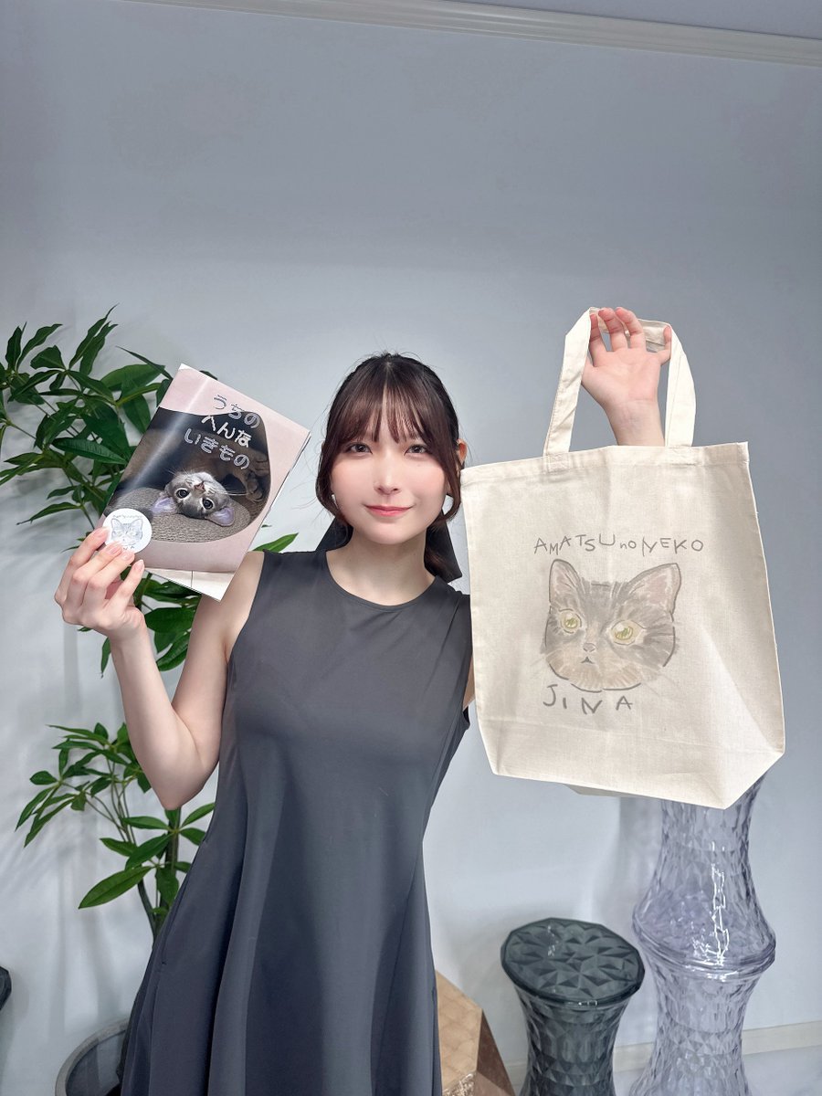 コミケお迎えセットのグッズ達可愛すぎるよ！🥹🤍
ウチの子のイラスト可愛く描けて大満足☺️✨✨ https://t.co/7XReqRcV9r