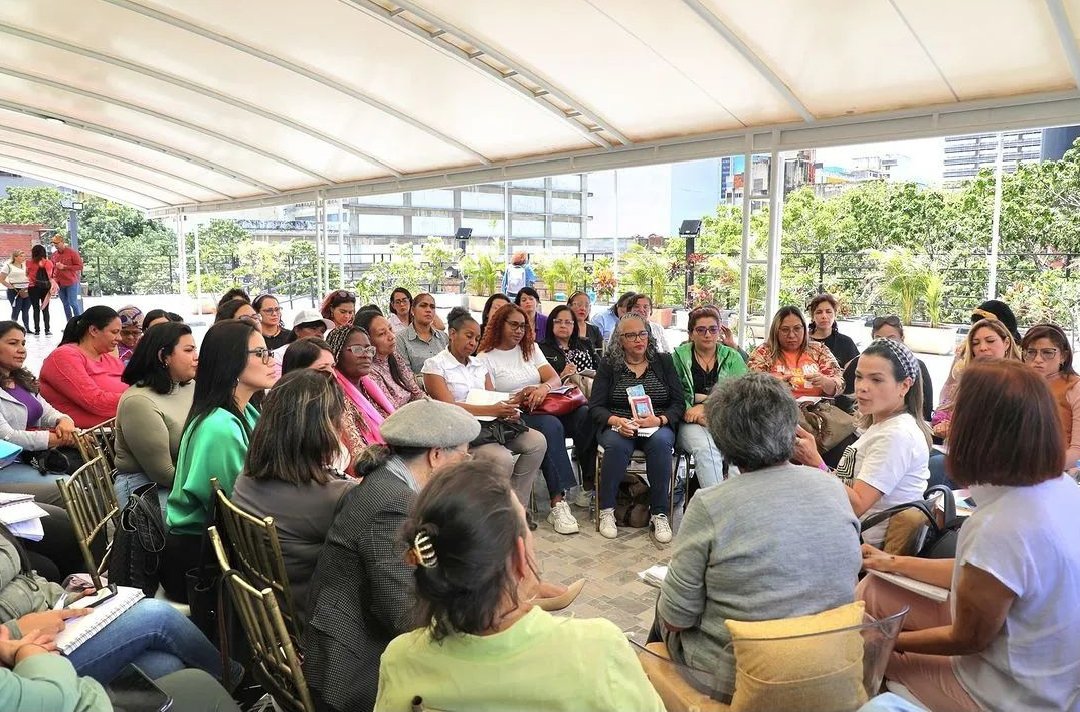 💜 Este #6ago realizamos una asamblea con el equipo promotor nacional del Movimiento de Movimientos Josefa Joaquina Sánchez, plataforma de encuentro de los movimientos de mujeres lideresas.
<a href="/NicolasMaduro/">Nicolás Maduro</a> 
<a href="/DhelizAlvarez/">Dheliz Álvarez</a>