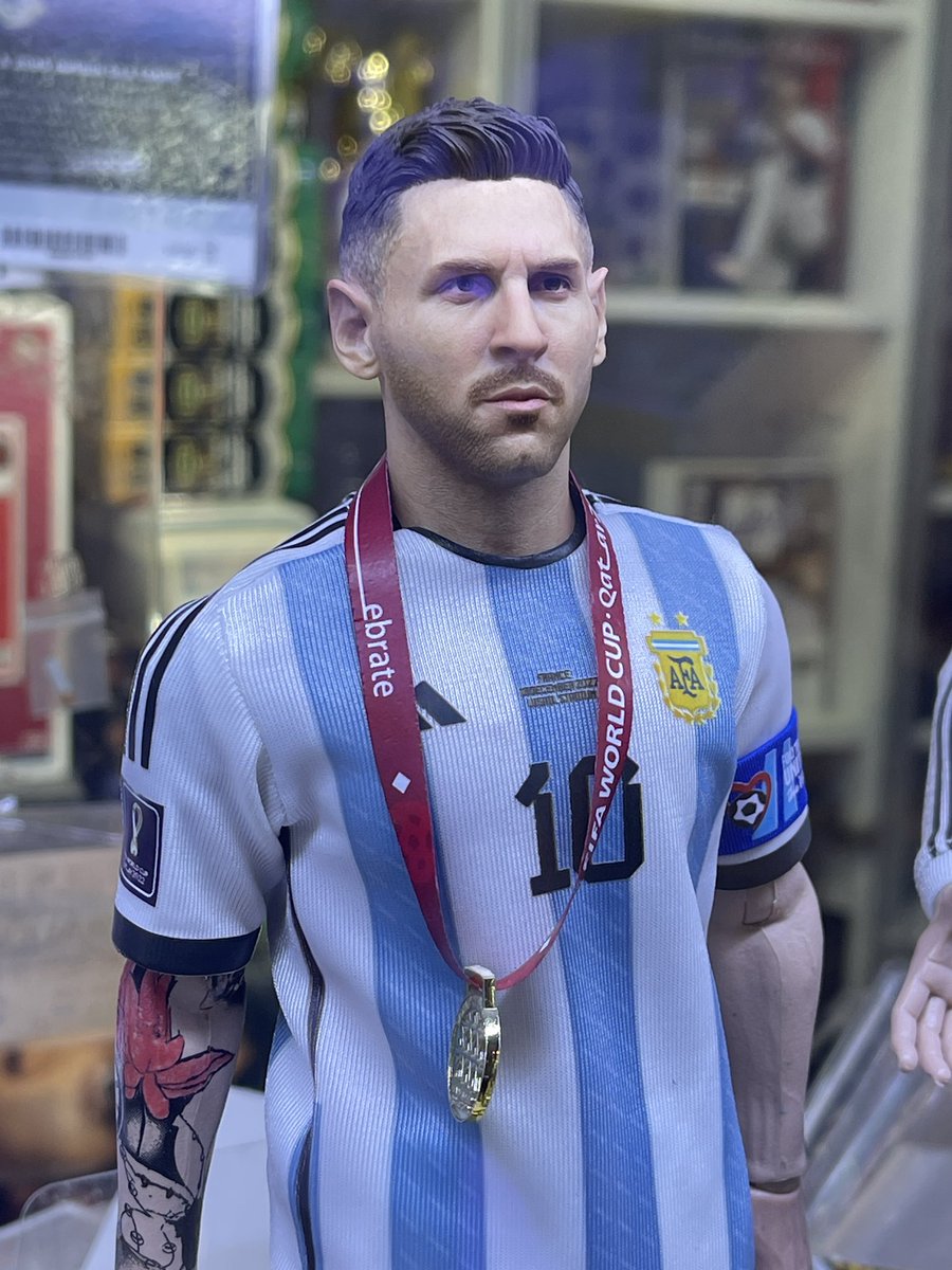 medyrenaldy_'s tweet photo. Jadi ceritanya, bulan lalu gue ke Hong Kong dan gue ke salah satu tempat jual beli mainan paling terkenal di sana (In’s Point).

Di sana, gue menemukan action figure Messi ukuran 1/6 yang mirip banget, pas gue tanya harganya berapa, gue langsung muter balik..

..Karna pas gue konversiin ke rupiah, ini Messi harganya 7.2 juta. 😭