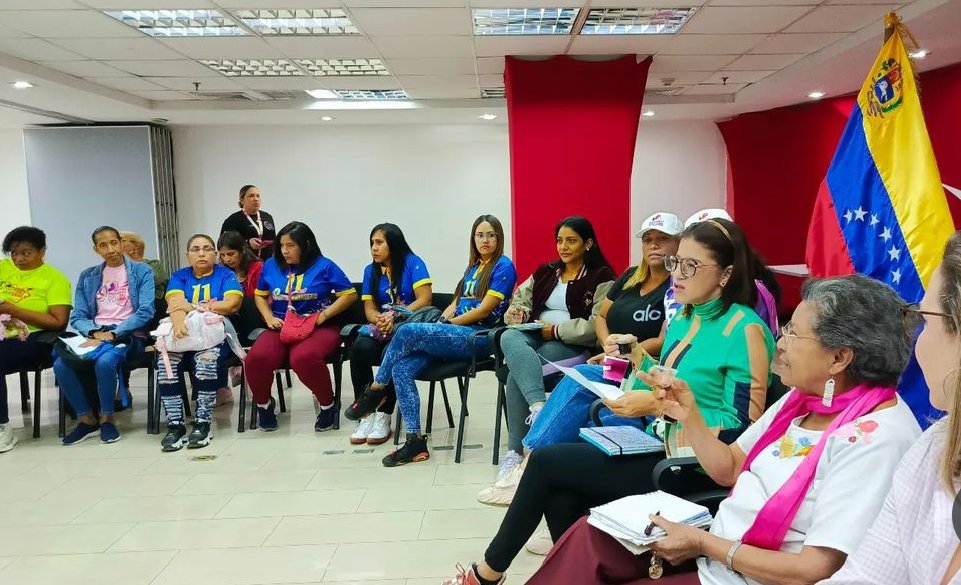 💜 ¡Seguimos adelante!
 Las lideresas del Movimiento de Movimientos Josefa Joaquina Sánchez sostuvieron una reunión en la sede del Banco de Desarrollo de la Mujer en la ciudad de Caracas en defensa de los derechos de nuestras hermanas.
<a href="/NicolasMaduro/">Nicolás Maduro</a> 
<a href="/DhelizAlvarez/">Dheliz Álvarez</a>