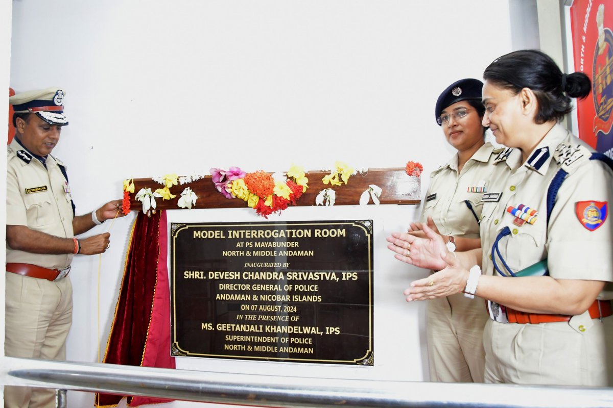 AndamanPolice's tweet photo. DGP, A&N Islands inaugurated new state-of-the-art "Model Interrogation Room" at PS Mayabunder, first of its kind in A&N Islands.
Congratulations @SP_NMAndaman  for introducing modernization on its verge.

डीजीपी, अंडमान और निकोबार द्वीप समूह ने पुलिस स्टेशन मायाबंदर में अत्याधुनिक "मॉडल पूछताछ कक्ष" का उद्घाटन किया, जो अंडमान और निकोबार द्वीप समूह में अपनी तरह का पहला है।
@SP_NMAndaman को आधुनिकीकरण की शुरुआत करने के लिए बधाई.