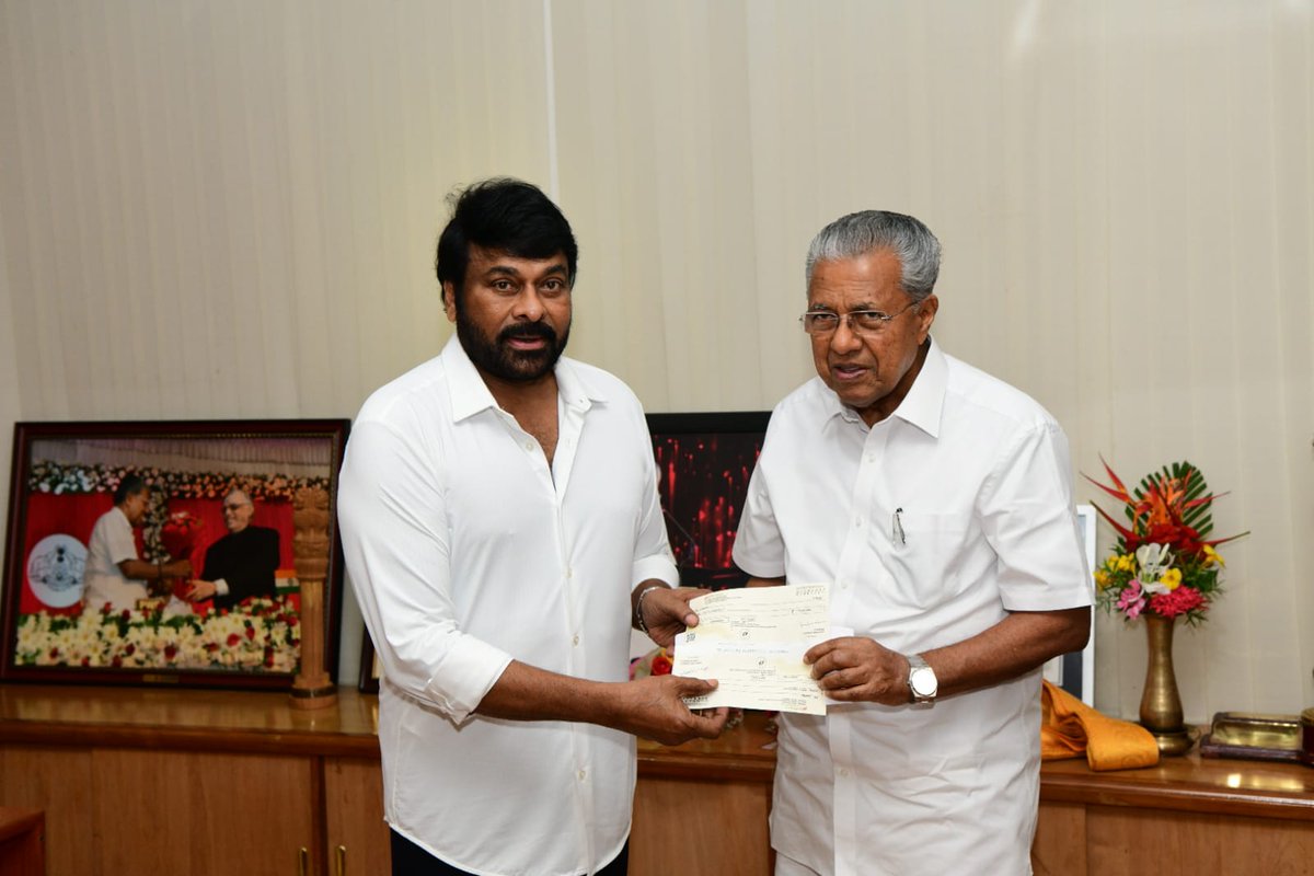 Teamchiru_srpt's tweet photo. కేరళ సీఎం కలిసి కోటి రూపాయలు చెక్కును  
అందచేసిన పద్మభూషణ్ 
మెగాస్టార్ చిరంజీవి గారు @KChiruTweets 
#MegastarChiranjeevi https://t.co/TuGbFeXBxZ