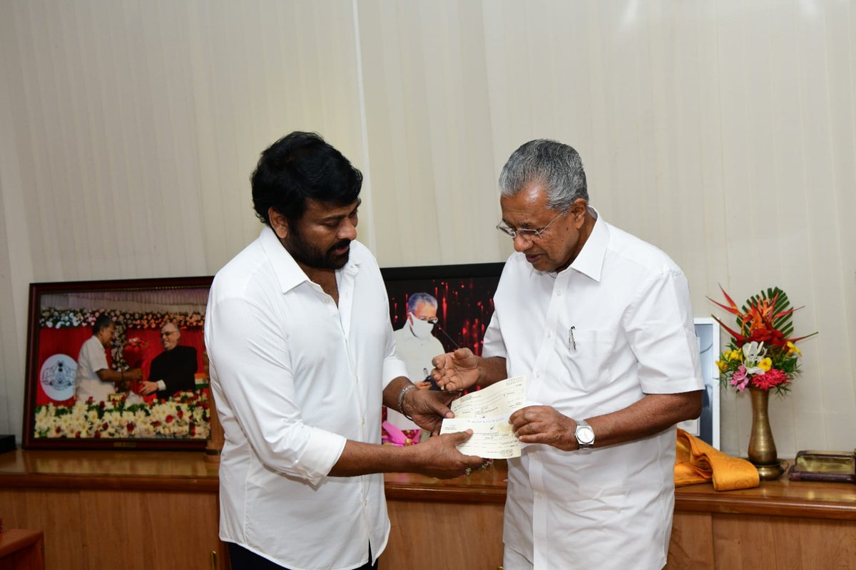 Teamchiru_srpt's tweet photo. కేరళ సీఎం కలిసి కోటి రూపాయలు చెక్కును  
అందచేసిన పద్మభూషణ్ 
మెగాస్టార్ చిరంజీవి గారు @KChiruTweets 
#MegastarChiranjeevi https://t.co/TuGbFeXBxZ