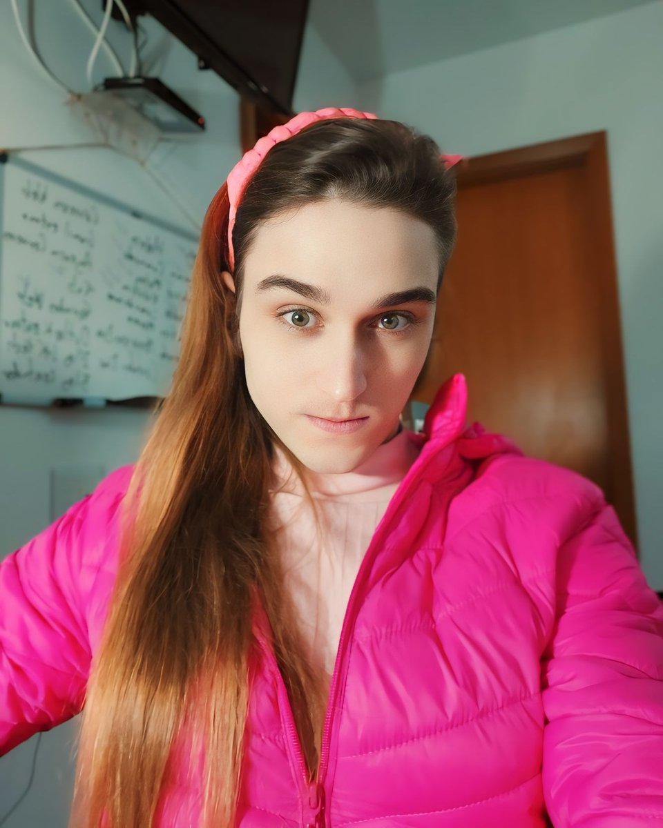 sophiesensata's tweet photo. Trabalhar de casa é assim... um dia arrumadinha, outro dia, de pijama heuaheuaheua
#tgirl #mulhertrans #trans #amortrans #transgirls #transgirl #transwoman #transgender https://t.co/y591vQLoEH