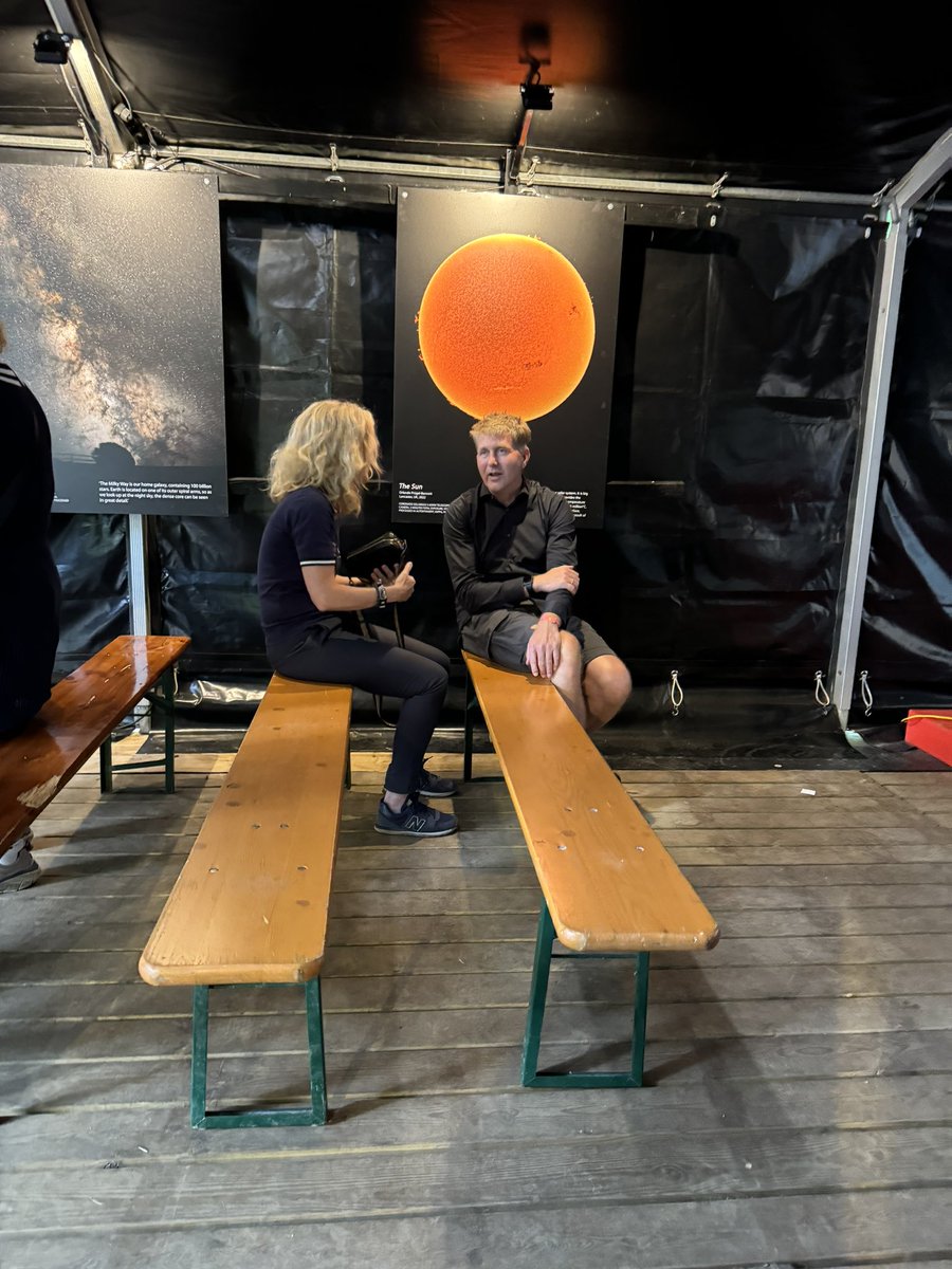 Forskningen er i den grad til stede på årets <a href="/Smukfest/">Smukfest</a> med Science Pavilion, der er arrangeret af <a href="/CERN/">CERN</a>. I dag har publikum oplevet kemishow med Peter Hald + Ulrik Uggerhøj også fra Kemi, der viste måling af lysets hastighed i øl, og Mads R. Thomsen fra Litteratur om AI &amp; Tekst.