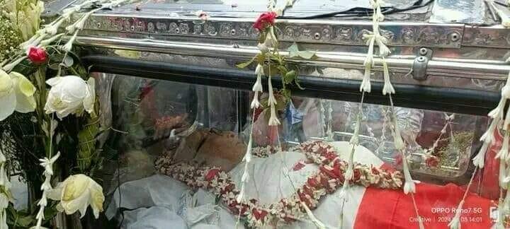 Red Salute comrade Buddhadev Bhattacharya!
West Bengal: The mortal remains of comrade Buddhadeb has departed from his home on Palm Avenue, making its way towards Peace World.
He is accompanied by countless members of the general public, party comrades, and his loved ones.