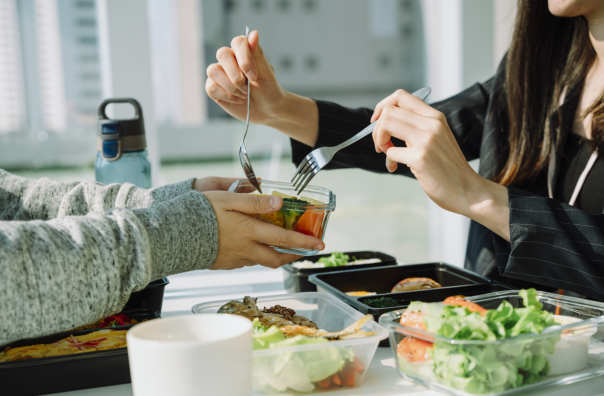 Office workers hungry for healthier lunches and shared dining according to <a href="/JustEatBusiness/">Just Eat for Business</a> 
publicsectorcatering.co.uk/news/office-wo…