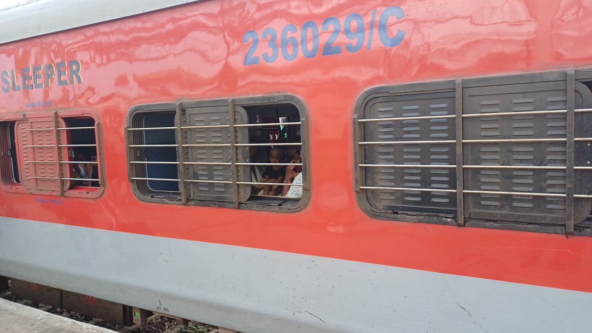 BeDSaravanan's tweet photo. Train coach design fail! ❌ Poor window &amp; door placement = no airflow. Uncomfortable journey. @indianrailway__  , time to fix this! #traintravel #designflaw #passengercomfort #IndianRailways @RailMinIndia @rail https://t.co/nWeWSpB3X4