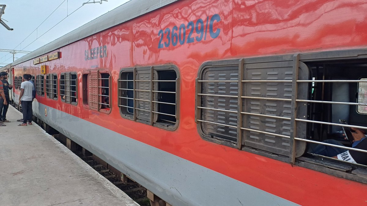 BeDSaravanan's tweet photo. Train coach design fail! ❌ Poor window &amp; door placement = no airflow. Uncomfortable journey. @indianrailway__  , time to fix this! #traintravel #designflaw #passengercomfort #IndianRailways @RailMinIndia @rail https://t.co/nWeWSpB3X4