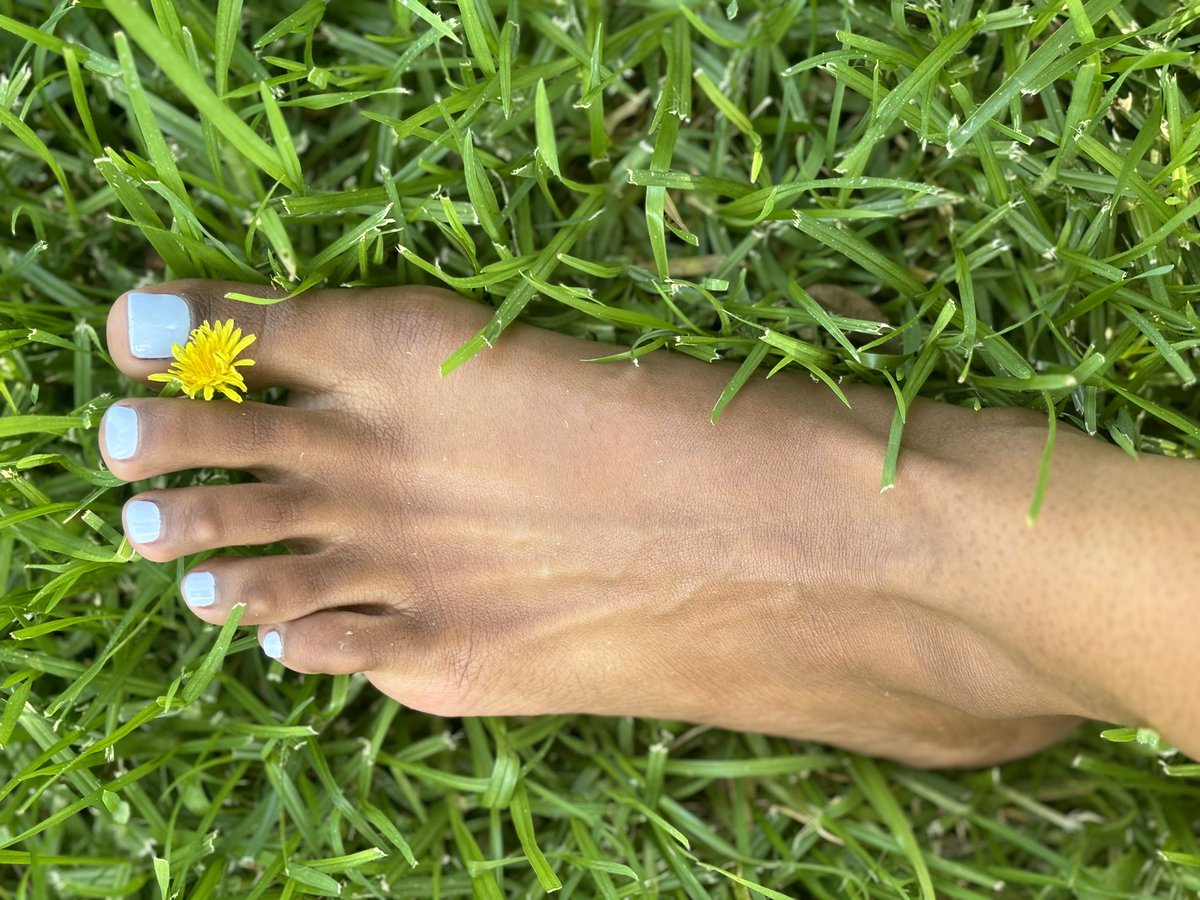 TianaSole's tweet photo. Good morning🩵 checkout This cute 🌸 flower 🌸 what color should I paint 🎨 my beautiful toes next? Maybe gold?
https://t.co/ND7FJnMcno
☀️
#feet #footfetısh #footfetishnation
#ebony #ebonyfeet #findom #Toes #arch #sole #solecontent
☀️ https://t.co/2x2W58so5g