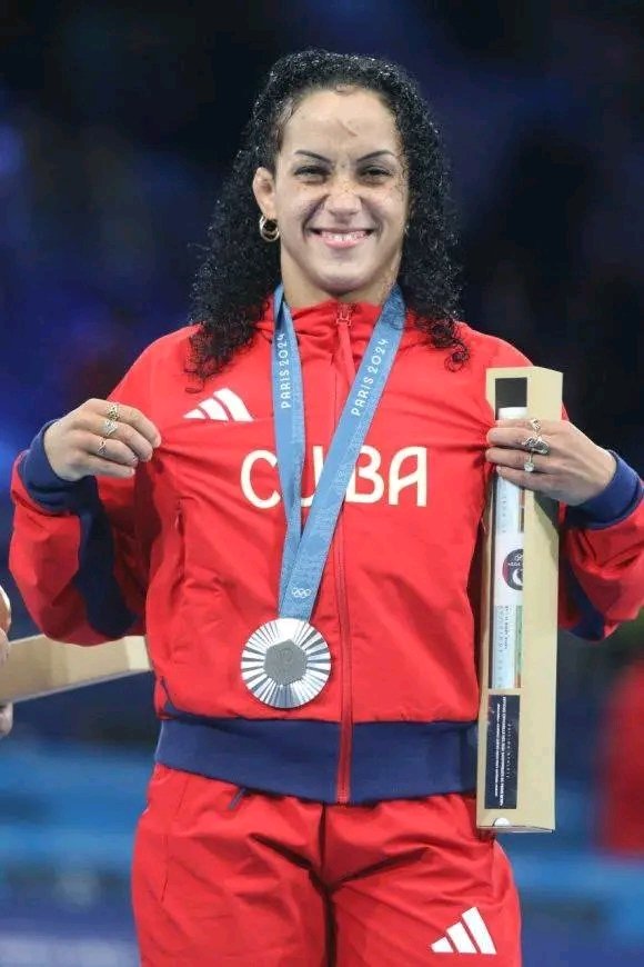 “Sin sonrisa de mujer no hay gloria completa de hombre”. José Martí
Gran resultado para Yusneylis Guzmán, digna representante de la mujer cubana. #CubaInspira #Paris2024 #IslaRebelde