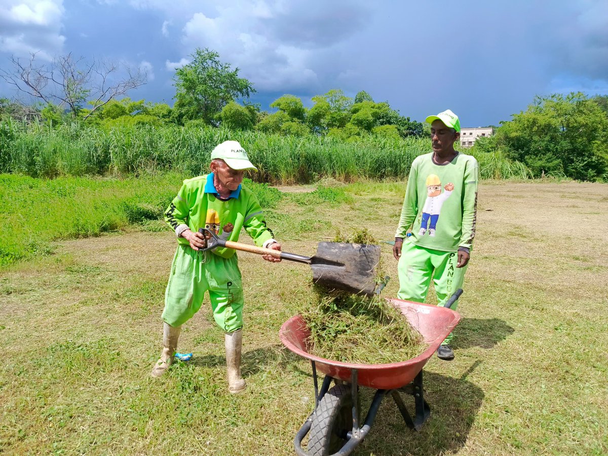 Nuestro #PlanBúho🦉, se encuentra desplegados en el Campo Deportivo Manuel Ríos, en la parroquia Santa Rosa. Con labores de barrido profundo, desmalezado y recolección de desechos vegetales. 

<a href="/NicolasMaduro/">Nicolás Maduro</a> 
<a href="/delcyrodriguezv/">Delcy Rodríguez</a> 
<a href="/JosueLorcaV/">Josué Lorca Vega</a> 
<a href="/rafaellacava10/">Rafael Lacava</a> 
<a href="/JFuenmayor_PSUV/">Julio Fuenmayor</a>