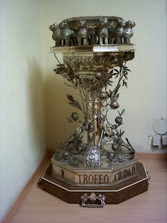 camimudarra's tweet photo. Los más jóvenes debéis saber que el “Trofeo Granada” instaurado por Candi fue uno de los más bonitos y prestigiosos en los años 70 y 80. Mirad qué preciosidad con el patio de los leones arriba. 📸 @JLuisRamosTorre https://t.co/59UUOPExJY