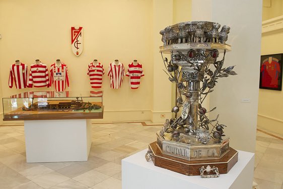 camimudarra's tweet photo. Los más jóvenes debéis saber que el “Trofeo Granada” instaurado por Candi fue uno de los más bonitos y prestigiosos en los años 70 y 80. Mirad qué preciosidad con el patio de los leones arriba. 📸 @JLuisRamosTorre https://t.co/59UUOPExJY