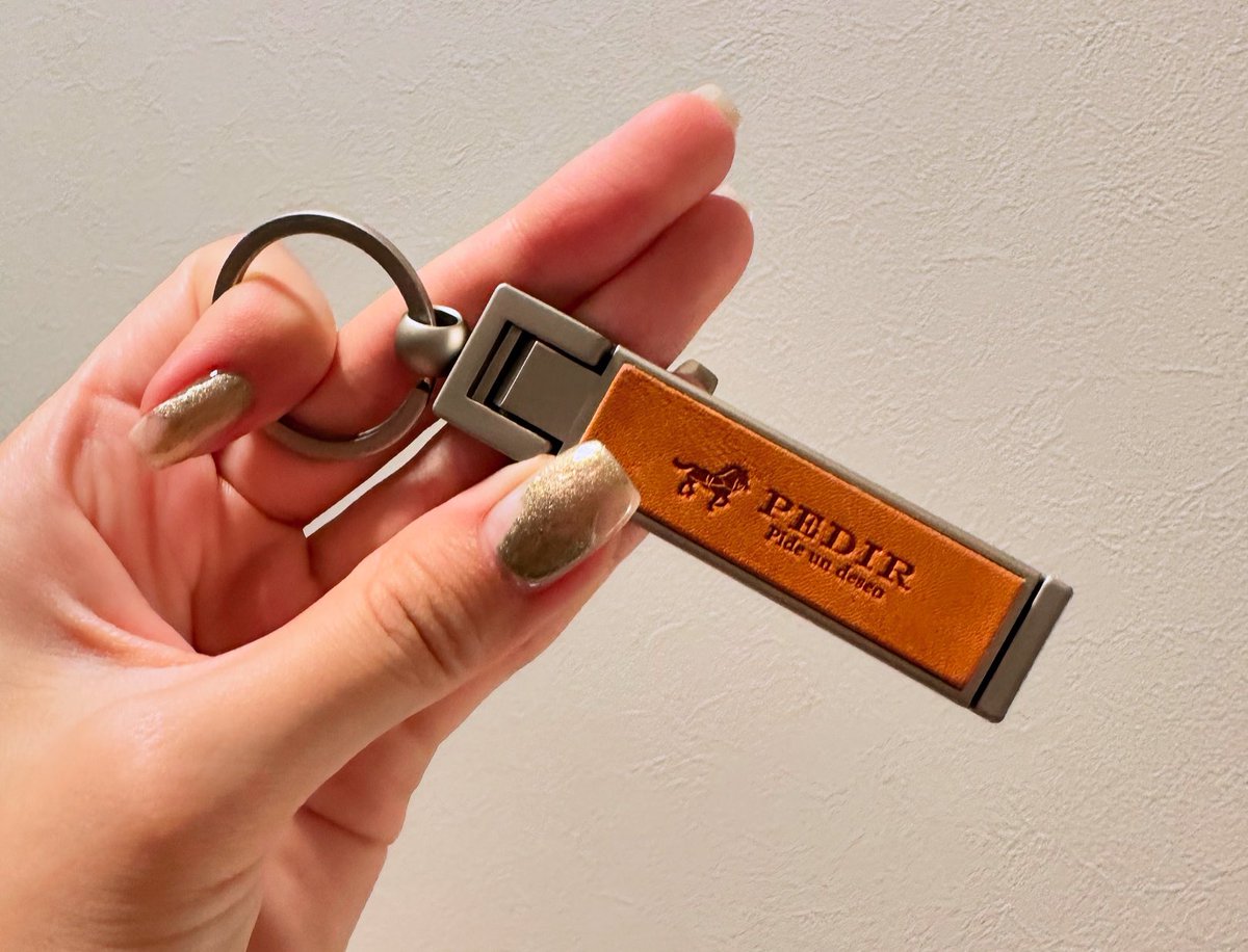 最近ゲットした、超便利アイテム。

スマホスタンドとバックハンガーになる優れもの。この二つの掛け合わせどう思いつく！？

アイデア次第でいろんなものが生み出せますね。出かけることが多いので出先で重宝しそうです^^

(爪切りだと思って手に取ったことは内緒です。焦)