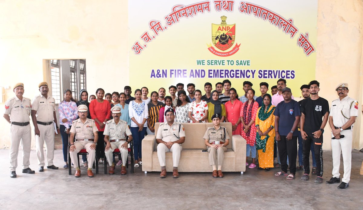 AndamanPolice's tweet photo. A 3-day First Aid Firefighting & Disaster Management training was held Fire & Emergency Services (HQ) from 06th to 08th Aug 2024. Smt. Monika Bhardwaj, IPS, DIGP (Fire) presided over the valedictory session as Chief Guest. She commended participants for their dedication and stressed upon the importance of such training for personal and community safety. She encouraged youth, especially females, to join the Fire Mitra scheme and share their knowledge. The program featured hands-on fire extinguisher demos. Certificates were awarded to 79 participants.

06 से 08 अगस्त 2024 तक अग्नि एवं आपातकालीन सेवा मुख्यालय में तीन दिवसीय प्राथमिक चिकित्सा, अग्निशमन एवं आपदा प्रबंधन प्रशिक्षण का आयोजन किया गया। समापन सत्र में मुख्य अतिथि के रूप में श्रीमती मोनिका भारद्वाज, भा. पु. से., पुलिस उप महानिरीक्षक (अग्निशमन) ने कार्यक्रम की अध्यक्षता की। उन्होंने प्रतिभागियों की समर्पण भावना की सराहना की और व्यक्तिगत एवं सामुदायिक सुरक्षा के लिए इस प्रकार के प्रशिक्षण की महत्वता पर बल दिया। उन्होंने युवाओं, विशेषकर महिलाओं को फायर मित्र योजना से जुड़ने और अपने ज्ञान को साझा करने के लिए प्रेरित किया। इस कार्यक्रम में अग्निशमन यंत्रों के व्यावहारिक प्रदर्शन भी शामिल थे। 79 प्रतिभागियों को प्रमाणपत्र प्रदान किए गए।