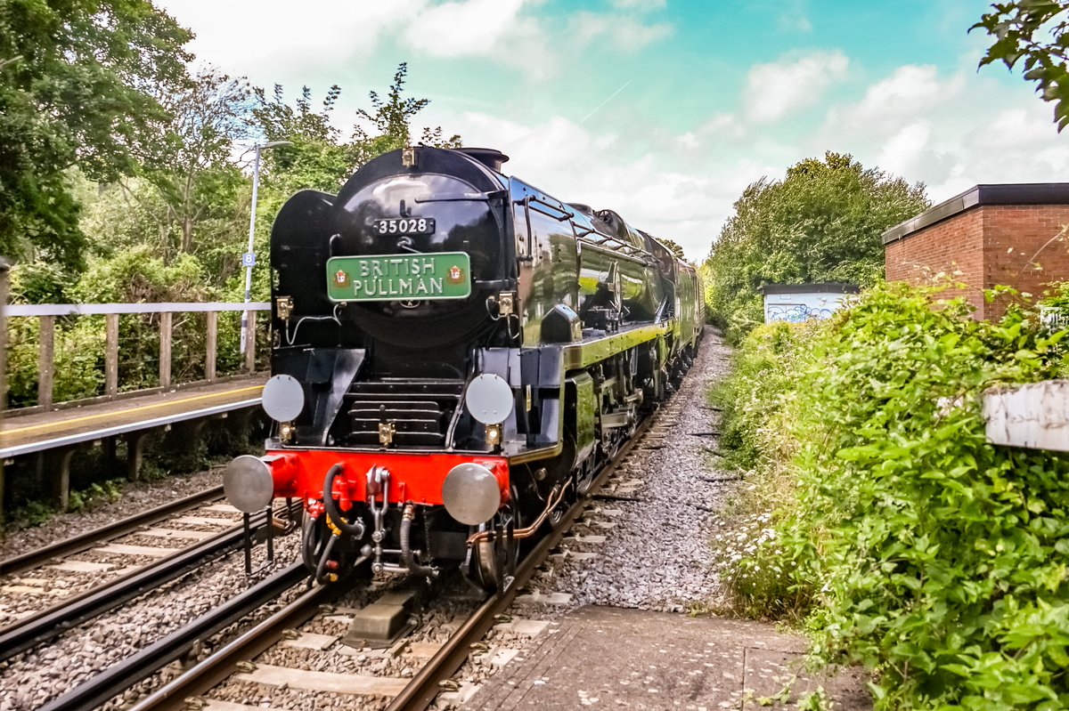 tintininkent's tweet photo. On its way to #Dover Priory (DVP) @HollyJGreen @PhilippaDrewITV @itvmeridian @mattteale @SangeetaITV @ClanLine28 #goldenarrow #britishpullman #35028 pic taken at #Kearsney (KSN) https://t.co/eX4GLpY1oP