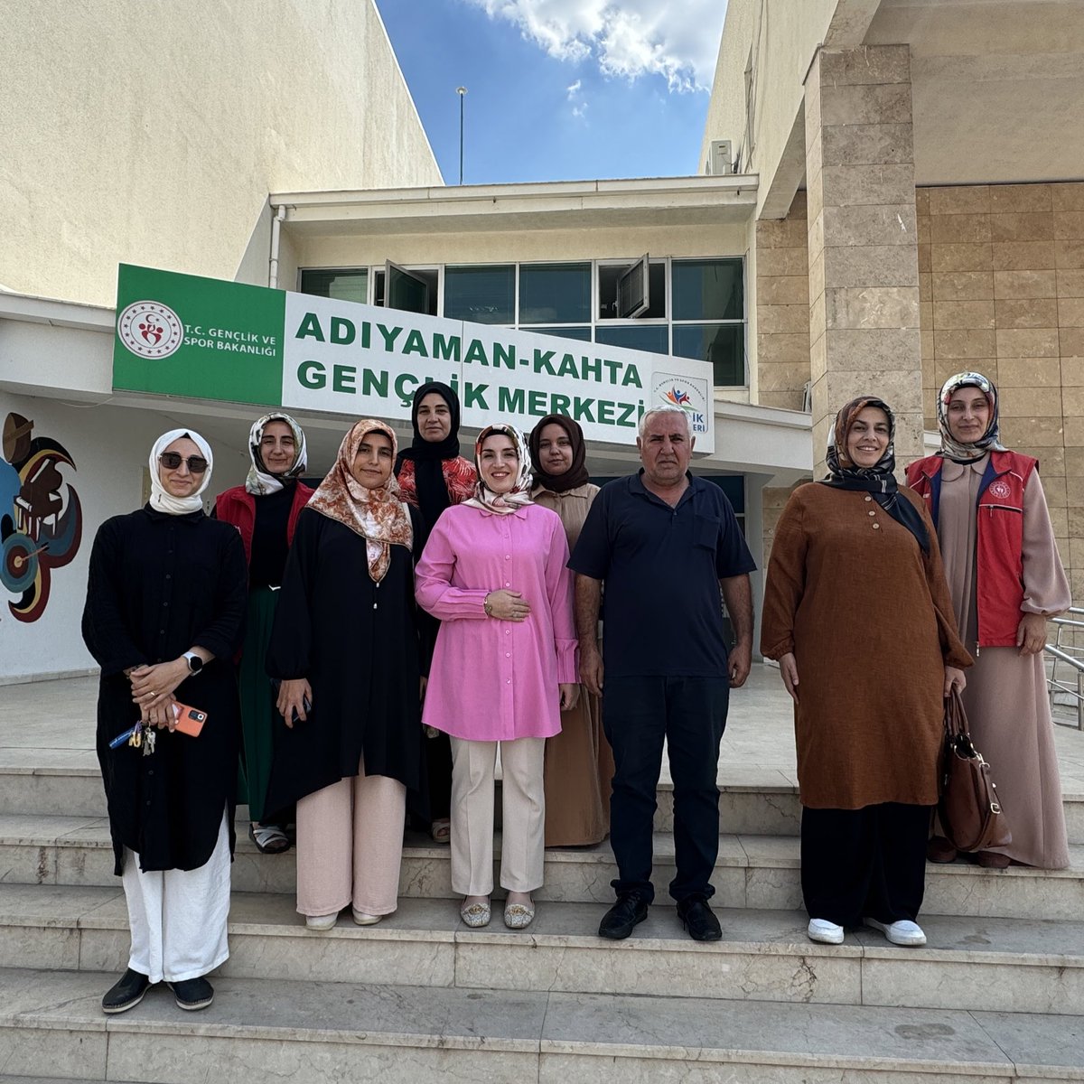 Kadın Kolları Başkanımız <a href="/medinemacinteke/">Medine Maçin Teke</a> yönetim kurulu üyeleri ile birlikte Kâhta Gençlik Merkezi  Müdürü Hacı Yusuf Çetinkaya ı ziyaret etti.Kendilerine çalışmalarında muvaffakiyetler diliyoruz. <a href="/OsmnCetinkaya/">Osman Çetinkaya</a> <a href="/dr_ishaksan/">Doç.Dr.İshak Şan</a> <a href="/Mustafaalkayis/">Av. Mustafa Alkayış</a> <a href="/AvSalihaDiler/">Av. Saliha DİLER</a>