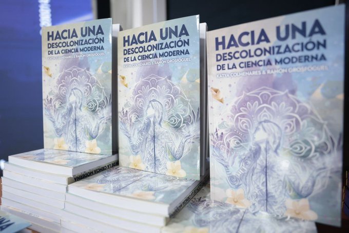 #Entérate | Hacia una Descolonización de la Ciencia Moderna es un libro 📚🇻🇪que aborda la necesidad de utilizar la ciencia como una herramienta para el bienestar de los pueblos, desechando cualquier indicio de clasismo y racismo.

#PuebloSonrienteYEnPaz