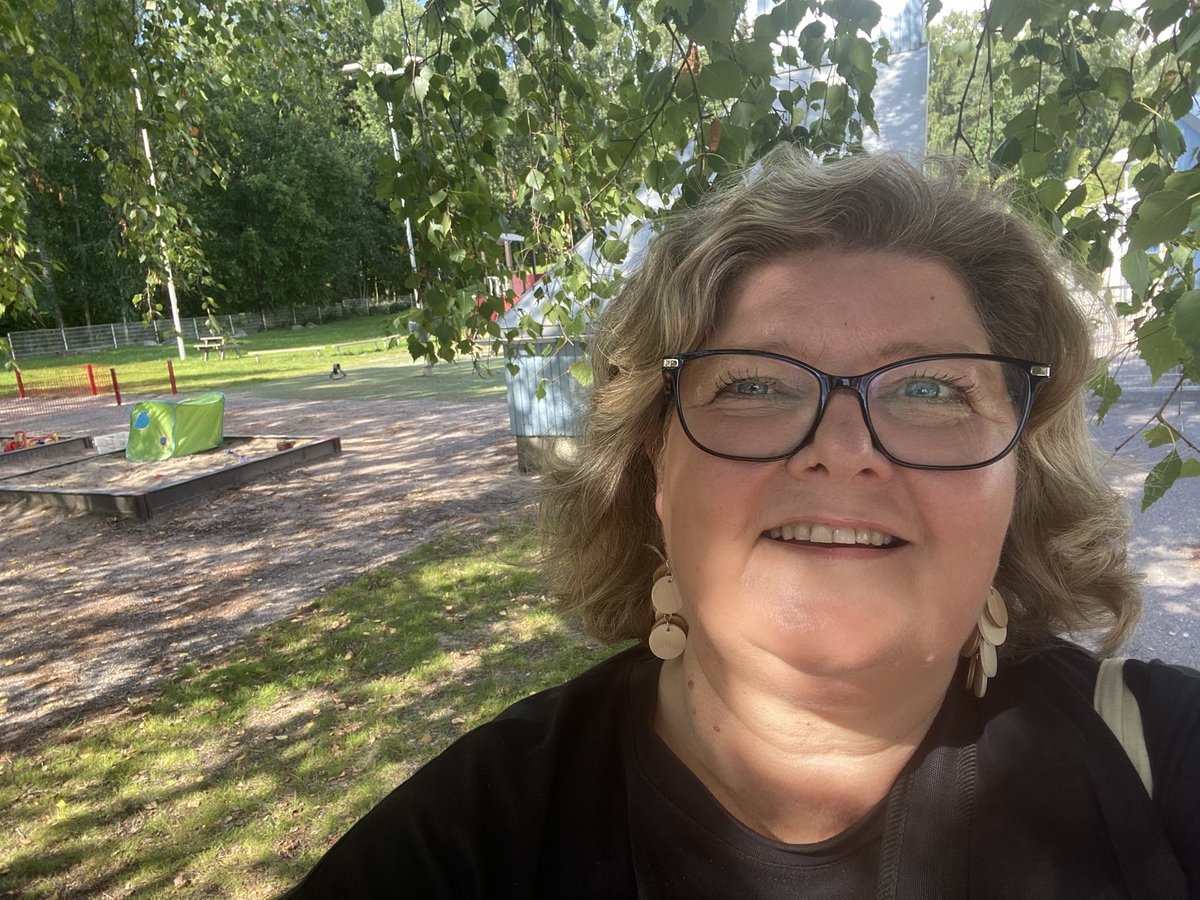 Ilo tehdä kveon töitä lomien jälkeen 7.2-alueen #vaka ssa #itähelsinki <a href="/HVirenius/">Heini Valppu-Virenius</a> 
Ihmiset ovat innostuneita ja sitoutuneita omaan työhönsä. Työtä tehdään sydämellä, ammattitaidolla ja osaamisella.
<a href="/HelsinkiOppii/">Helsinki Oppii</a> <a href="/helsinki/">Helsingin kaupunki</a>
#varhaiskasvatus #erityispedagogiikka #loma #ilovevaka
