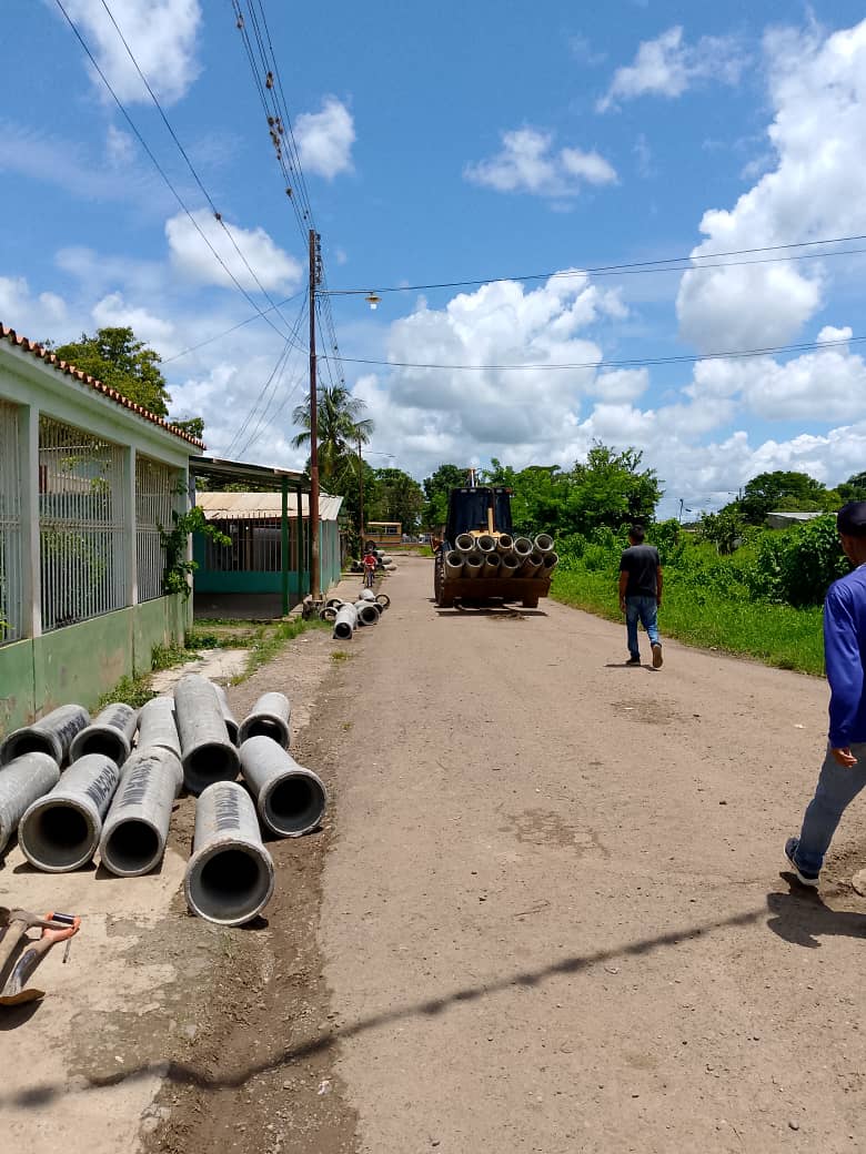 📢 La gobernación de Guárico, alcaldía del municipio José Tadeo Monagas y MinAguas a través de Hidropáez, inició la instalación de 600 metros de colector de aguas servidas de 10 pulgadas de concreto, en el sector liceo Benito Gutiérrez, parroquia Paso Real de Macaira.