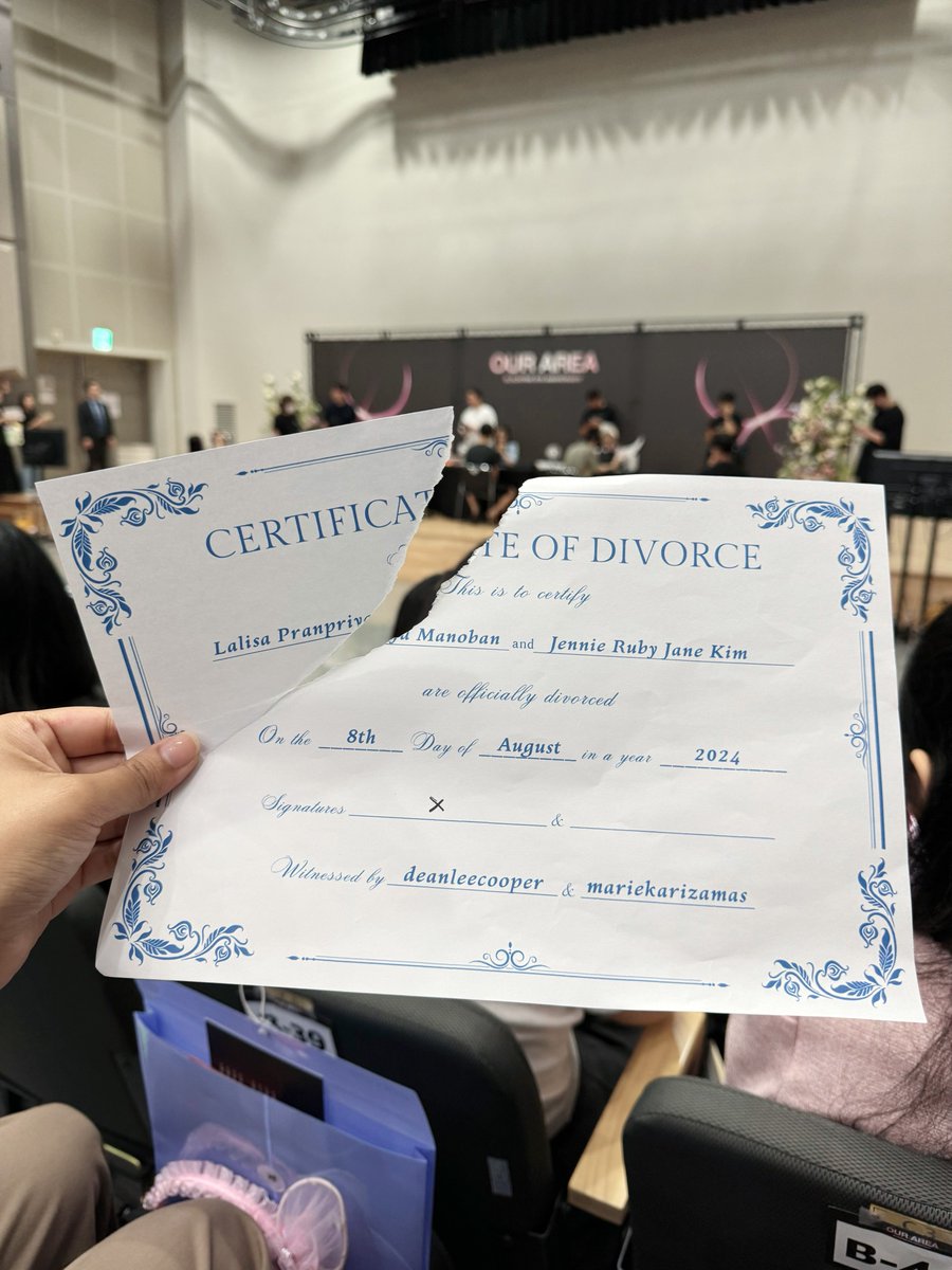 deanleecooper's tweet image. Sorry for trying to divorce them, but great news: JENLISA is still married. 😍😊😭😂

#jenlisa #blackpink #jennie #lisa