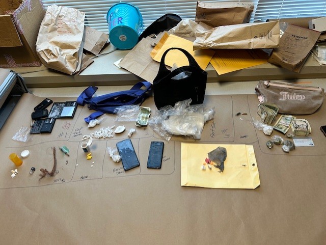 Pittsburgh Police executed search warrants on two tents located on Grant Street between First Ave. and Fort Pitt Blvd.
Detectives seized quantities of crack cocaine and lorazepam pills believed to be intended for distribution from this location.
More here: pittsburghpa.gov/publicsafety/b…