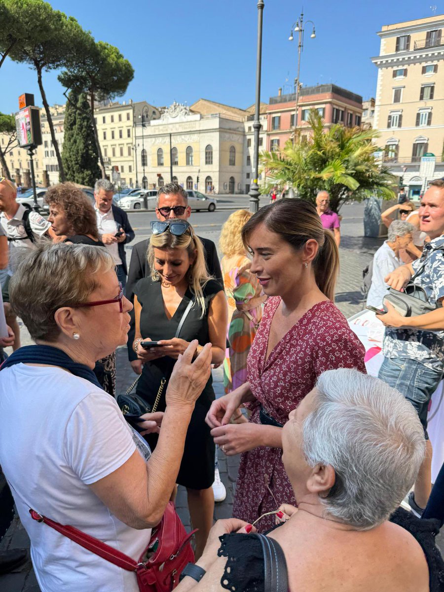 Maria Elena Boschi tweet media