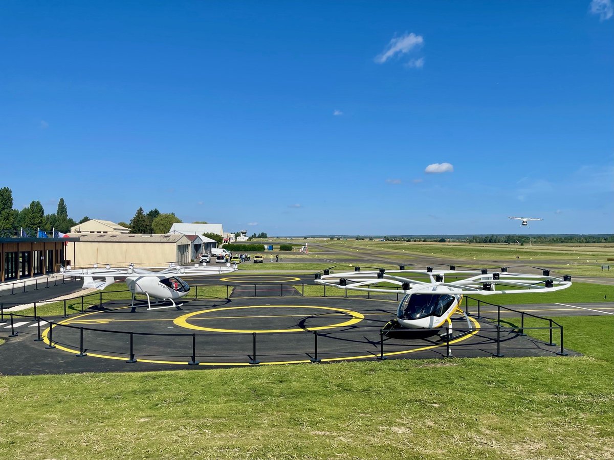 Edward Arkwright (@arkwrightedward) on Twitter photo Avec l’inauguration du vertiport de <a href="/Saintcyrlecole/">Saint-Cyr-l'École</a>, c’est tout un écosystème d’accueil de l’#eVTOL qui est en place. L’Île-de-France est à la pointe de cette technologie : cet appareil électrique vole dans le ciel francilien lors des #JOP2024, à Saint-Cyr et Versailles dimanche. Avec l’inauguration du vertiport de <a href="/Saintcyrlecole/">Saint-Cyr-l'École</a>, c’est tout un écosystème d’accueil de l’#eVTOL qui est en place. L’Île-de-France est à la pointe de cette technologie : cet appareil électrique vole dans le ciel francilien lors des #JOP2024, à Saint-Cyr et Versailles dimanche.