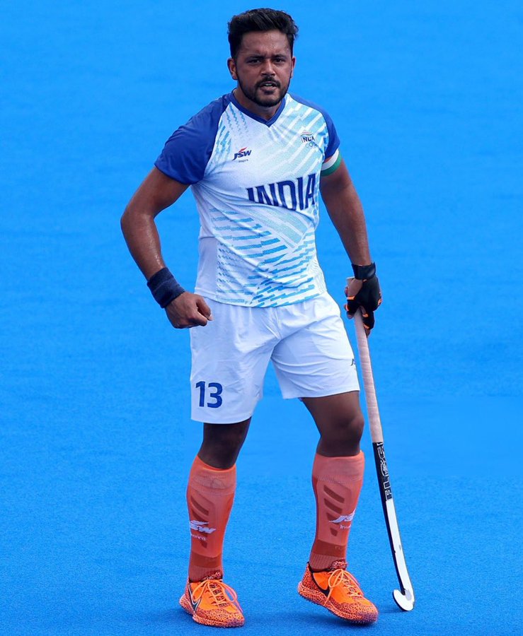 JaikyYadav16's tweet photo. Harmanpreet Singh The G.O.A.T 🐐 

इन्हें भी एक बार जान लो आप अच्छे से 

यह हैं हमारे सरपंच साहब हरमनप्रीत सिंह, यह हमारी हॉकी टीम के कप्तान हैं। इन्हें हम सब प्यार से सरपंच साहब बुलाते हैं।

इन्होंने Paris Olympic में अपने हाथ से 10 Goal किए हैं, यह आज इस Bronze MEDAL जीत के हीरो हैं वैसे तो 

हमारी पूरी टीम ही ग़ज़ब है और एक से बढ़कर एक सूरमा इस टीम में खेलते हैं।