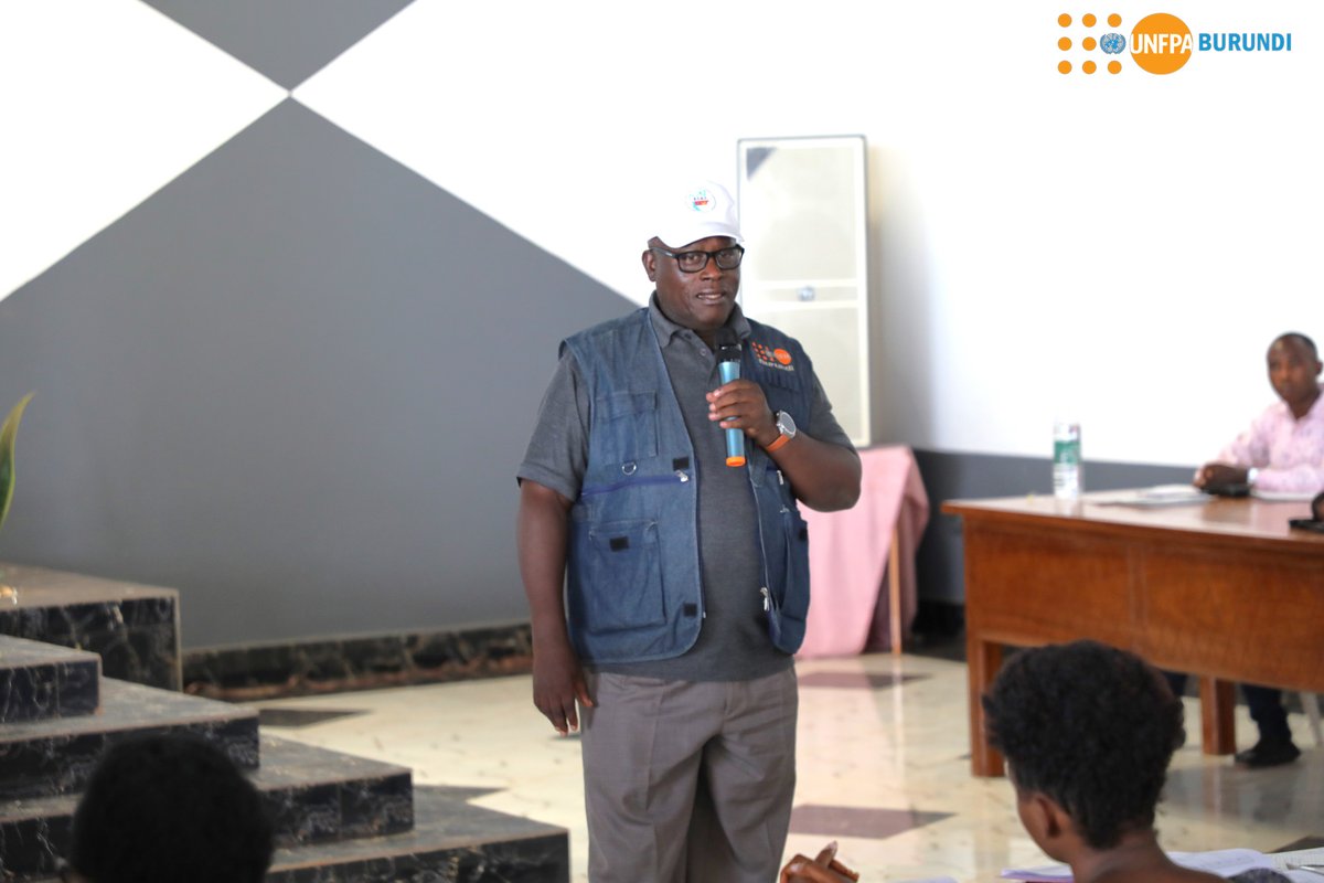 UNFPABurundi's tweet photo. Une équipe de l' @UNFPABurundi effectue une descente de supervision ds les centres de formation des agents recenseurs pr s’assurer que les différents outils de collecte liés au dénombrement sont bien maîtrisés et s’assurer que la méthodologie de collecte est de bonne qualité. https://t.co/RCfrSxx4FG