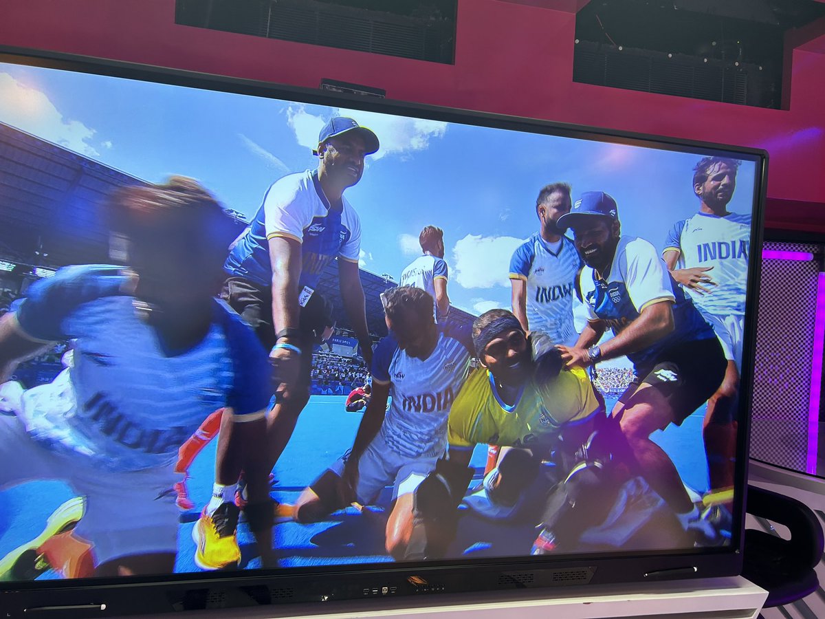 virenrasquinha's tweet photo. 18 years for the Indian team 
335 matches
2 Olympic medals
Countless saves
Countless moments of joy for hockey fans all across 🇮🇳

This is what it means to @16Sreejesh and the Indian Hockey players. 

So proud to be a hockey player https://t.co/qJZk71XARA