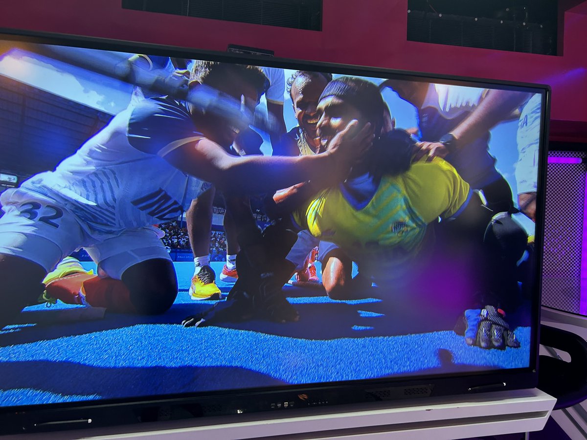 virenrasquinha's tweet photo. 18 years for the Indian team 
335 matches
2 Olympic medals
Countless saves
Countless moments of joy for hockey fans all across 🇮🇳

This is what it means to @16Sreejesh and the Indian Hockey players. 

So proud to be a hockey player https://t.co/qJZk71XARA