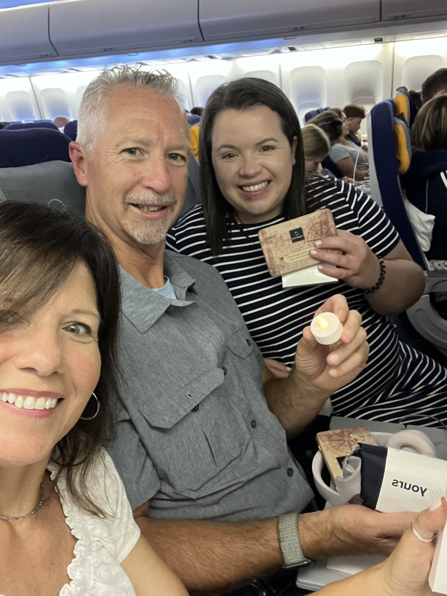 chelseagarbe's tweet photo. Thank you @lufthansa for helping to celebrate my parents anniversary while on our flight! And thank you to Jerry for the thoughtful goodies and champagne!!🥂🩵🎉 Truly the best airline! 🇩🇪✈️ https://t.co/3uQgMStW2T