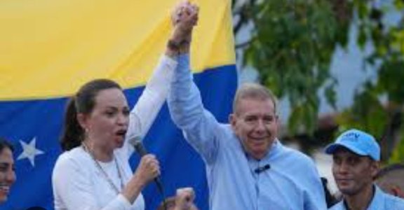 Buenos días, la tal María conira, levantándole la mano al otro asesino, el tal señor pendon, como diciendo, somos los más apatridas de Venezuela, dan asco, el par de joyas esos, la justicia prevalecerá...