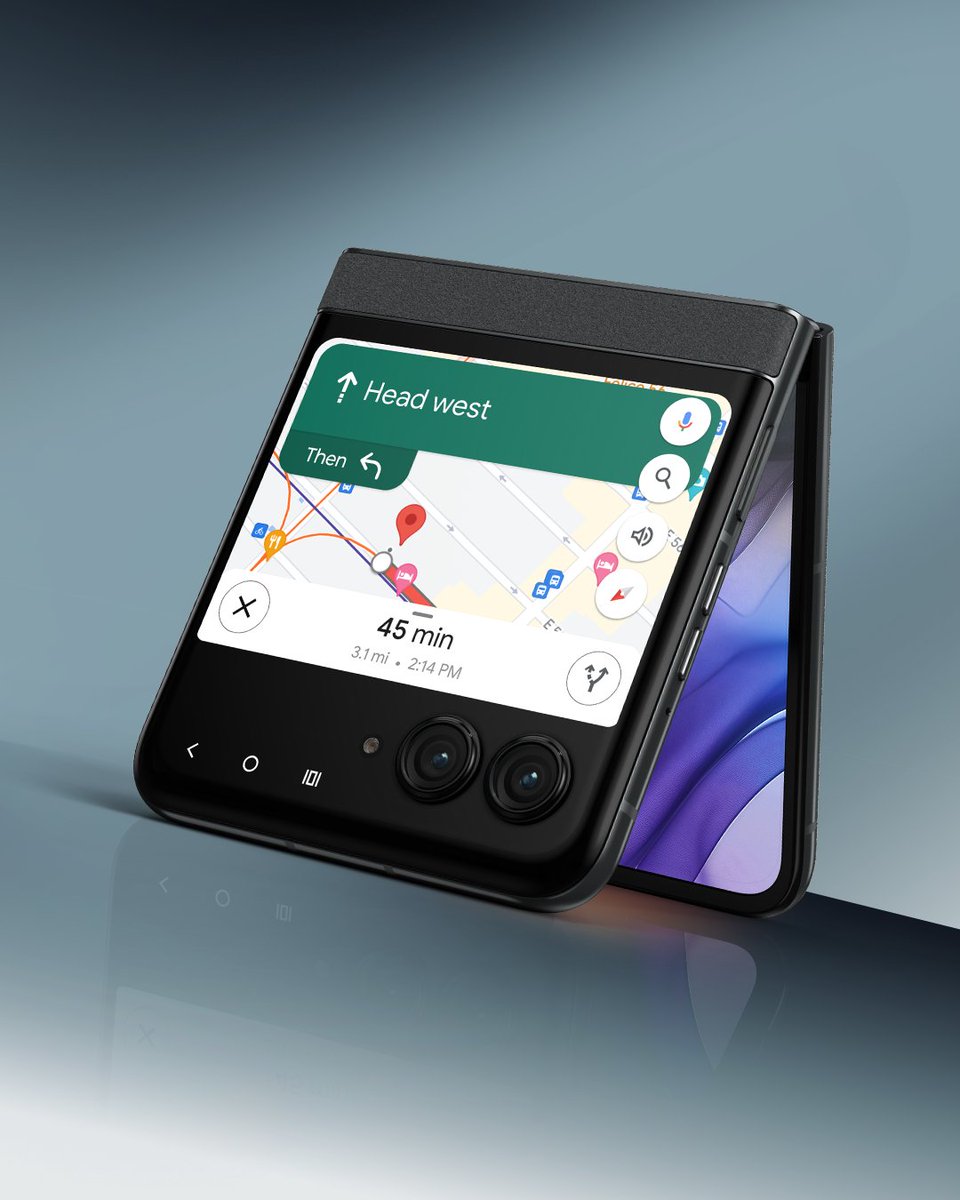 Moto's tweet image. External display so large and so functional, you won’t even feel the need to flip the phone open. 
#FlipTheScript #razr #razr50
Learn more: bit.ly/45Czsv2