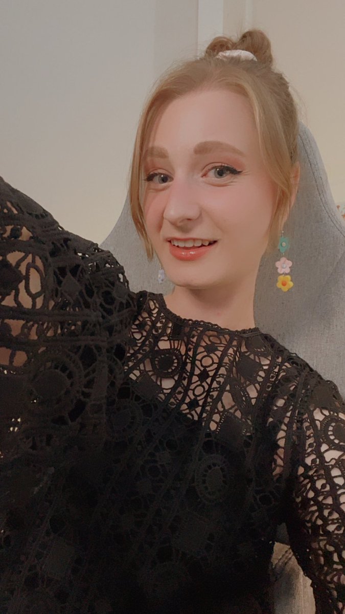 carolinedainttv tweet picture