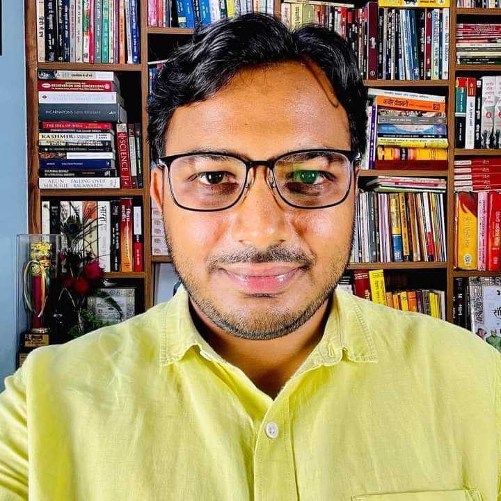 SuryadayalP's tweet photo. बहुजन विचारक,बहुजन चिंतक और दिल्ली विश्वविद्यालय के पूर्व प्रोफेसर आदरणीय  @DrLaxman_Yadav सर को जन्मदिन की ढेर सारी बधाइयां और शुभकामनाएं आप ऐसे ही आजीवन भर मुस्कुराते रहिए और और सूर्य की तरह  बहुजन समाज को चमकाते रहिए ।🎉🎈🎂 https://t.co/Q2PSxT6Teg