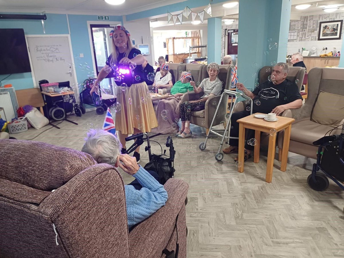 AH_Sandstones's tweet photo. A fantastic morning accompanied by the lively entertainment of Boogie Woogie Music, Movement &amp; Memories !!💃 🎶 https://t.co/Naq3Ce8IH4