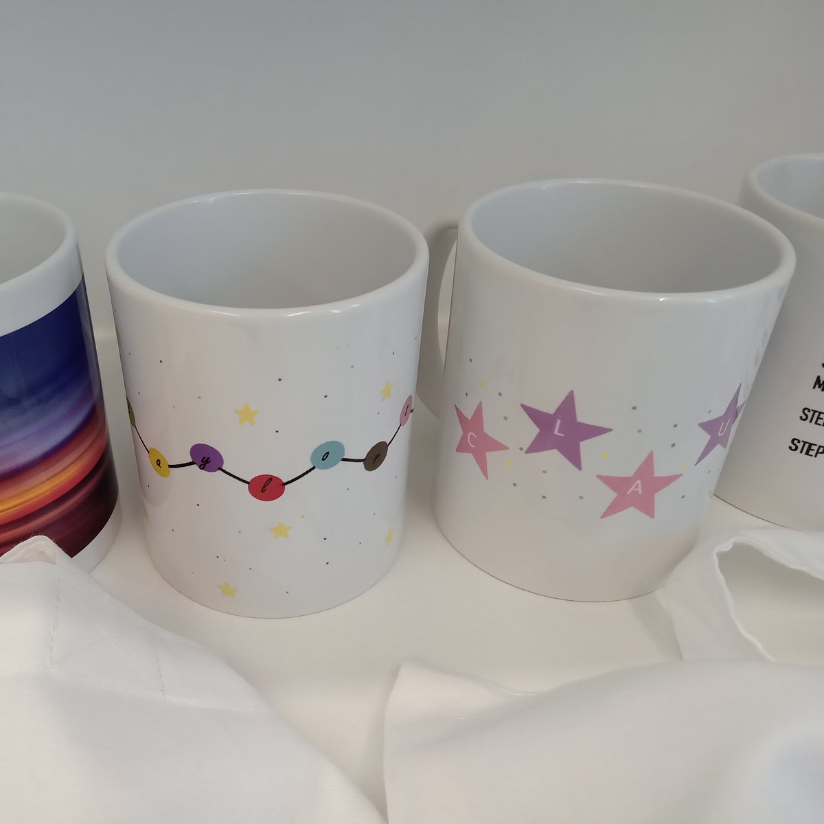 LibrariesNL's tweet photo. During the summer activities, kids have been using the new technology at the #MotherwellLib #DigitalHub to make unique keyrings, mugs and t-shirts. Some fantastic #LetsGoLibraries reminders for them to keep. https://t.co/cjNagt0eym