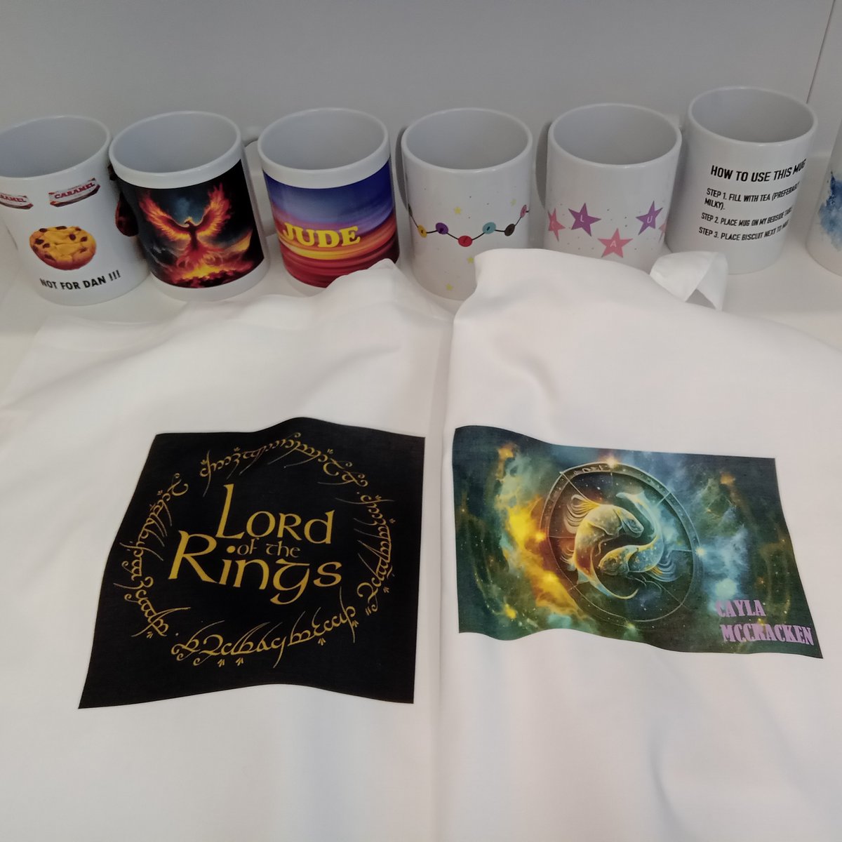 LibrariesNL's tweet photo. During the summer activities, kids have been using the new technology at the #MotherwellLib #DigitalHub to make unique keyrings, mugs and t-shirts. Some fantastic #LetsGoLibraries reminders for them to keep. https://t.co/cjNagt0eym