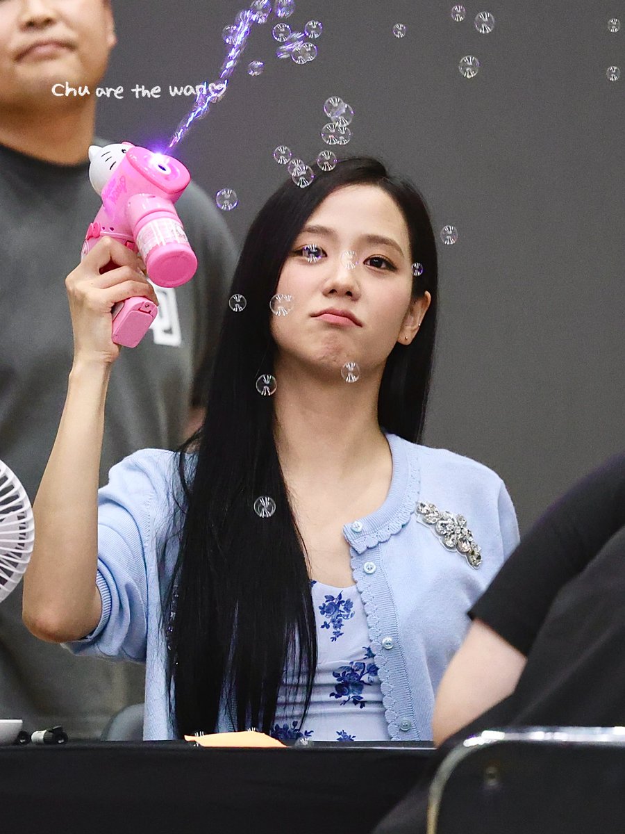 chuarethewan's tweet photo. 240808 JISOO 

✨Are you working on your solo this year?
🐰Yes! 
✨Spoiler?
🐰Hmm….🤭

#BLACKPINK #JISOO #블랙핑크 #지수 @officialBLISSOO https://t.co/HaqF01NzbM