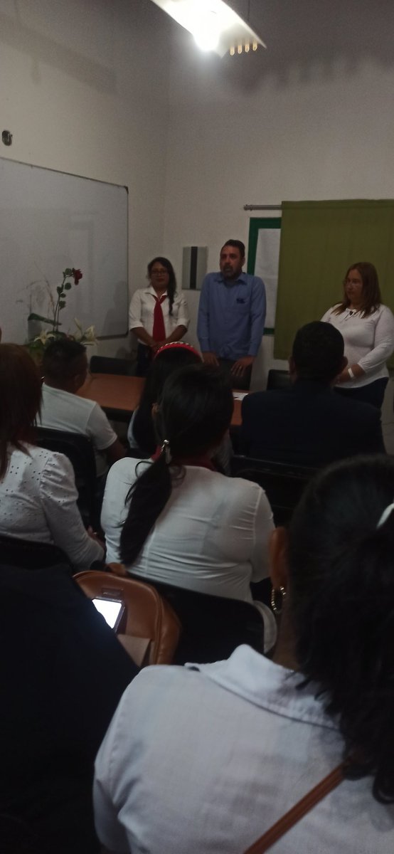 Prof Nerka Velázquez, por la calidad educativa felicita a los premiados en tan significativo acto para los 10 Directores merecedores del reconocimiento Belén San Juan <a href="/NicolasMaduro/">Nicolás Maduro</a> @_laavanzadora  <a href="/Gob_Amazonas/">RRPP Amazonas</a> @MaryCarmen_ZEA @MPPEDUCACION #amigos #mppe #indetenibles