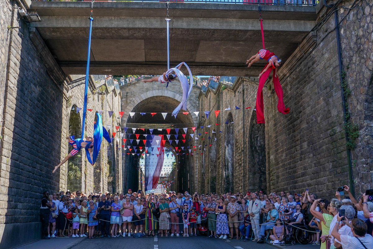 ofcourselemans's tweet photo. 🇫🇷 Cérémonie émouvante en hommage aux gendarmes tombés le 8 août 44, en bas du Tunnel Wilbur- Wright sous les balles des soldats nazis : le lieutenant Louis Chelle et les gendarmes Roger Cabelguenne et Jacques Durier. 

🤩Un magnifique spectacle aérien artistique leur a été dédié https://t.co/vskdWrPFiv