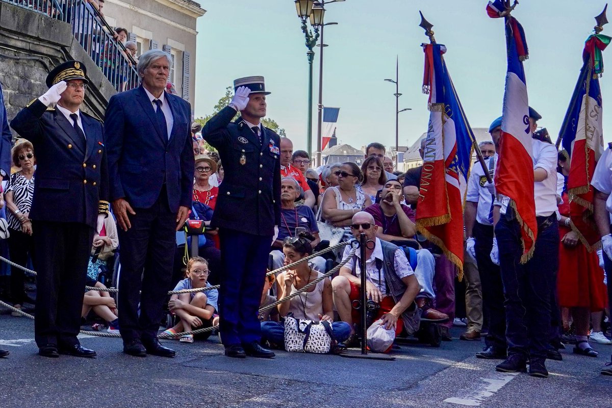 ofcourselemans's tweet photo. 🇫🇷 Cérémonie émouvante en hommage aux gendarmes tombés le 8 août 44, en bas du Tunnel Wilbur- Wright sous les balles des soldats nazis : le lieutenant Louis Chelle et les gendarmes Roger Cabelguenne et Jacques Durier. 

🤩Un magnifique spectacle aérien artistique leur a été dédié https://t.co/vskdWrPFiv